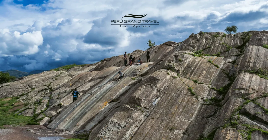 Sacsayhuamán Perú: 7 Secretos de la Gigante Fortaleza Inca 5 Actividades divertidas en las ruinas de Sacsayhuaman, los toboganes del Rodadero