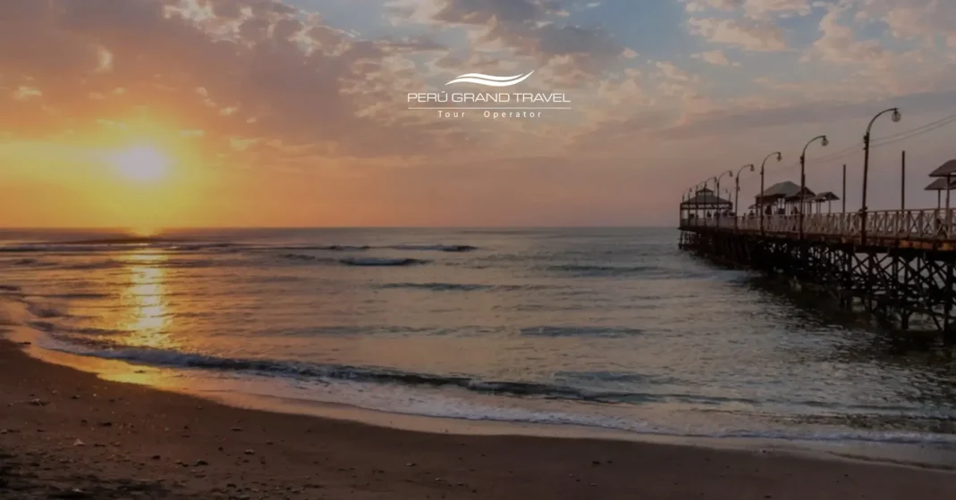 Clima en Trujillo Perú: Temperaturas, Estaciones y Mejor Época para Viajar 3 Atardecer sobre el océano Pacífico en Trujillo, Perú, con olas suaves y un muelle de madera que se adentra en el mar a lo largo de la costa norte
