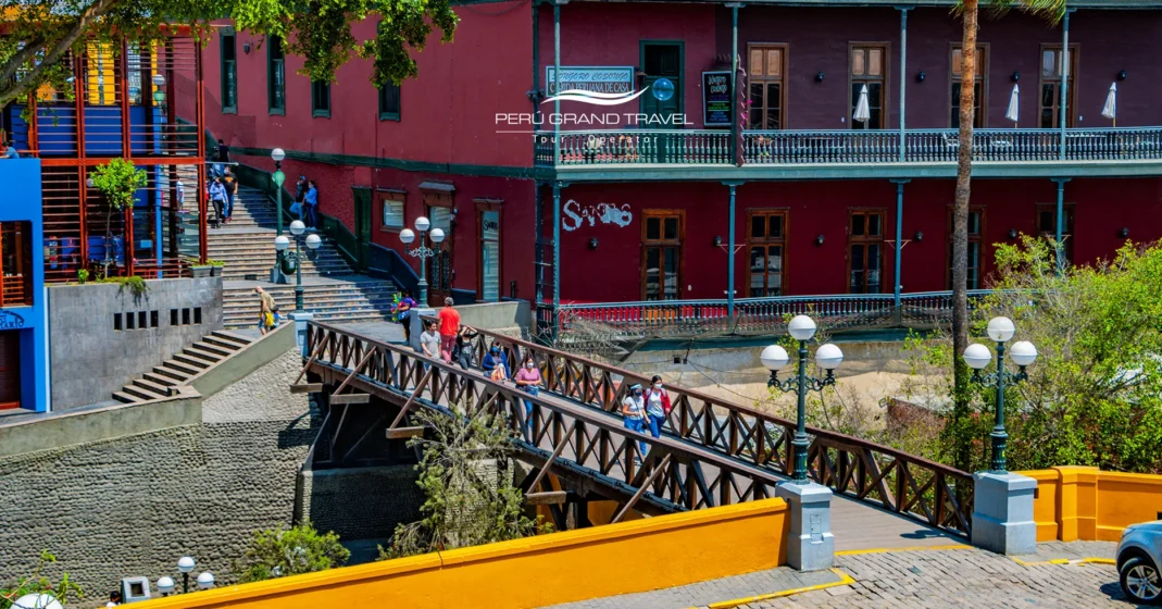 10 lugares para pasear en Lima que te harán amar de la ciudad 6 Puente de los Suspiros en Barranco al atardecer, rodeado de murales y vegetación.