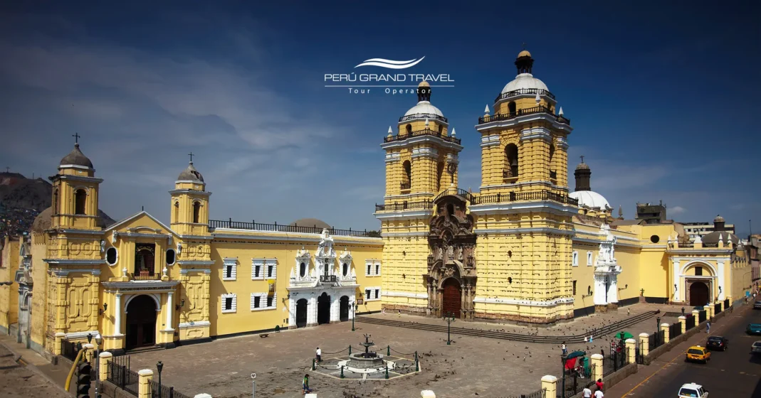 Viaje Espiritual por los Templos y Catedrales del Perú: Lima, Arequipa y Cusco 2 El exterior de la Basílica y Convento de San Francisco, en Lima, muestra una elegante arquitectura barroca y un encanto histórico.