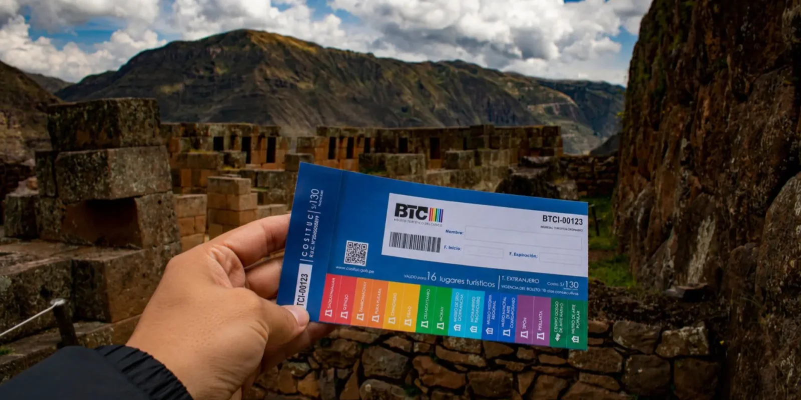 Boleto Turístico de Cusco (BTC) oficial de COSITUC en mano, con ruinas incas y los Andes de fondo