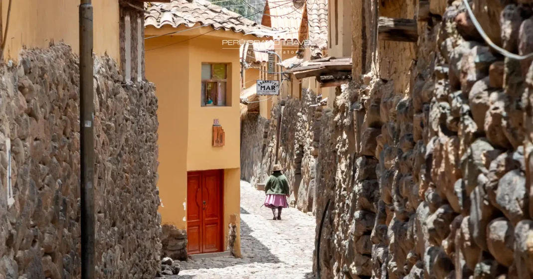 Descubre experiencias locales en Valle Sagrado 2 Calle de piedra en Ollantaytambo con muros incas