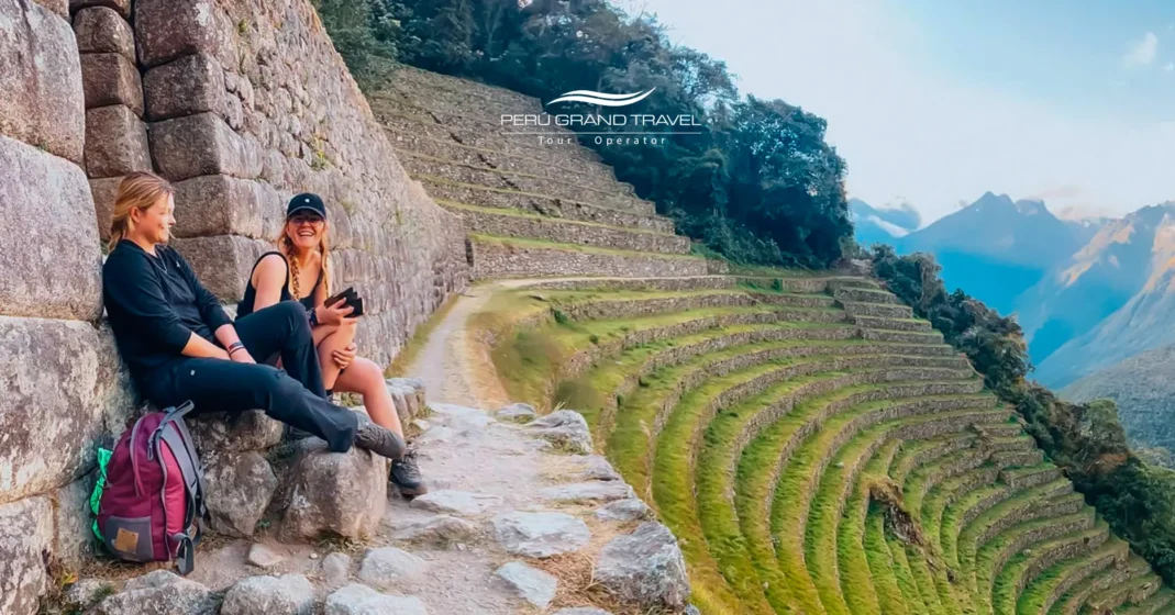 Caminante en el Camino Inca frente a las ruinas de Wiñay Wayna