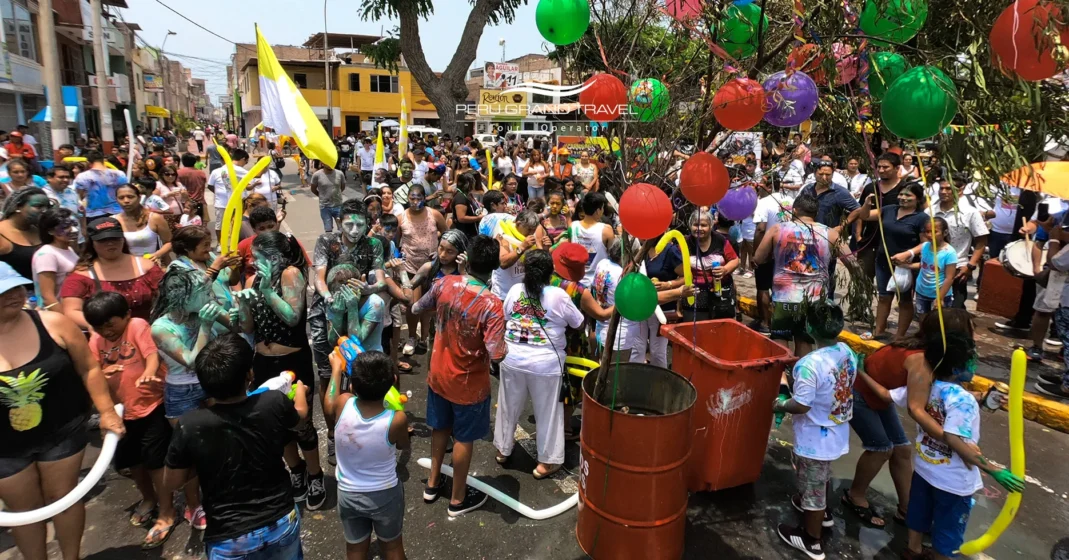 Carnaval en Perú: Dónde ir, qué esperar y consejosCarnaval en Perú 1 Carnaval en Perú con celebración de humisha y un árbol decorado con globos, multitudes, música y fiestas con pintura y juegos de agua
