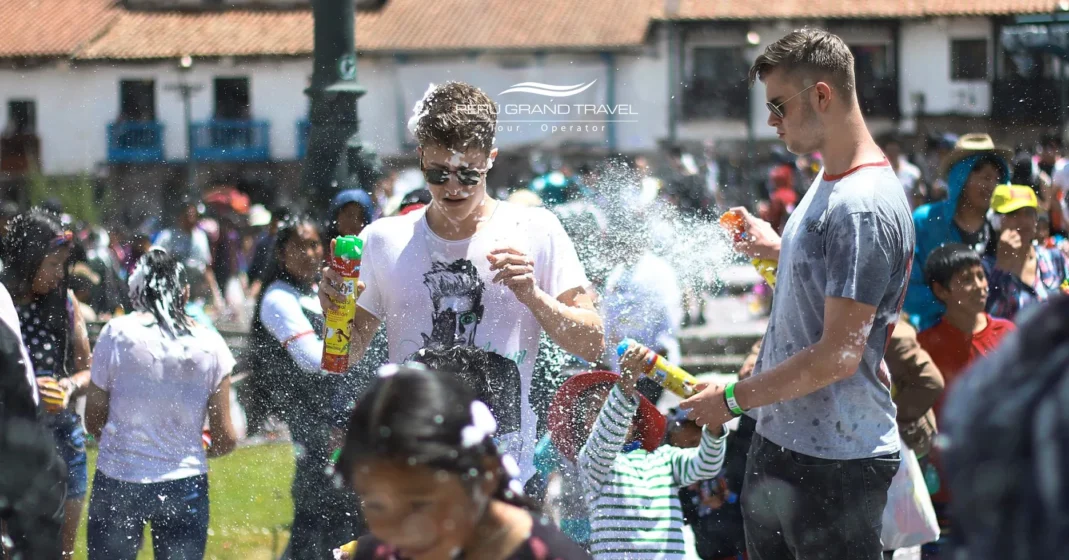 Carnaval en Perú: Dónde ir, qué esperar y consejosCarnaval en Perú 4 Carnaval en Perú con juegos callejeros de agua y espuma en una plaza soleada, con multitudes rociando espuma y celebrando al aire libre