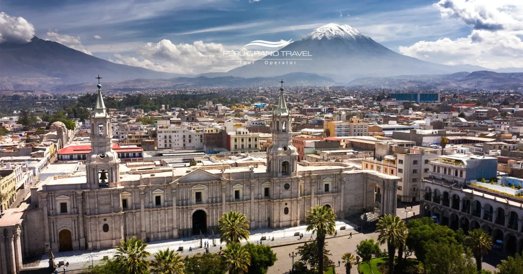 Viaje Espiritual por los Templos y Catedrales del Perú: Lima, Arequipa y Cusco 5 Catedral de Arequipa, con fachada neoclásica y arquitectura en piedra volcánica.