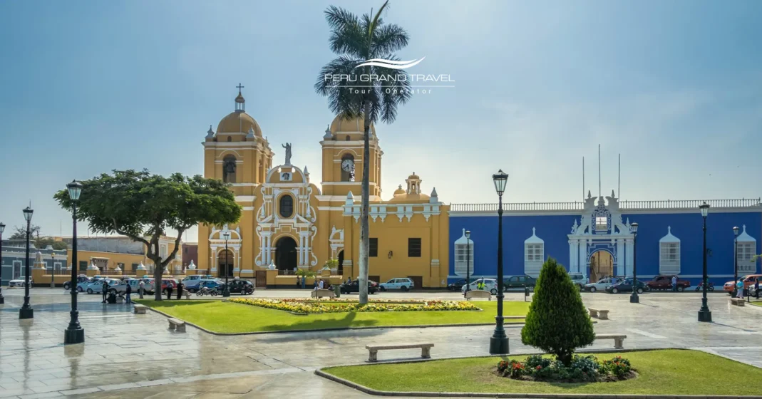 Clima en Trujillo Perú: Temperaturas, Estaciones y Mejor Época para Viajar 2 Catedral de Trujillo en la Plaza de Armas, Perú, mostrando su arquitectura colonial amarilla y palmeras bajo un cielo azul despejado