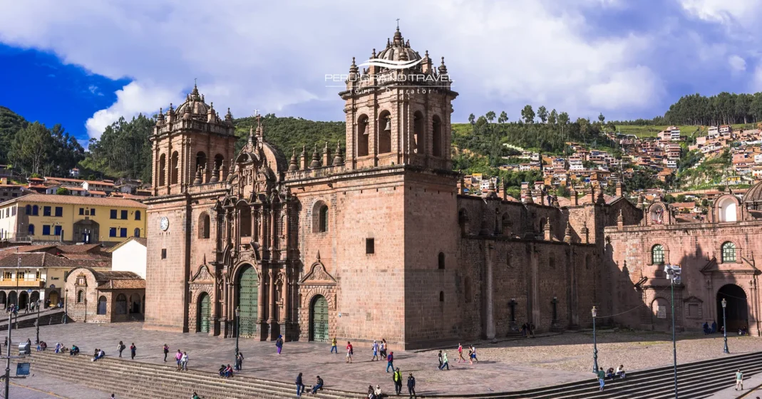 Viaje Espiritual por los Templos y Catedrales del Perú: Lima, Arequipa y Cusco 7 Catedral del Cusco, con majestuosa arquitectura colonial y cimientos de piedra inca.