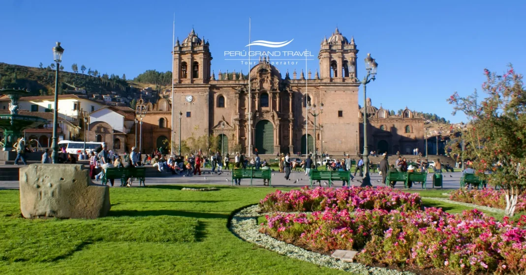 Catedrales del Perú: Guía completa por regiones 1 Catedral del Cusco frente a la Plaza de Armas, rodeada de jardines y actividad local, símbolo del legado colonial y la historia andina del Perú