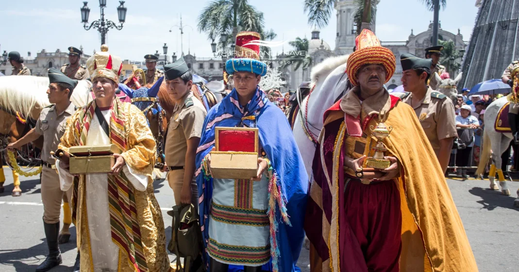 La Epifanía o el Día de Reyes en Perú 1 Celebración del Día de Reyes en Perú con actores caracterizados como los Reyes Magos llevando ofrendas durante la Bajada de Reyes