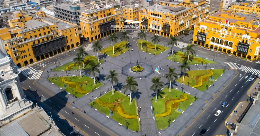 10 lugares para pasear en Lima que te harán amar de la ciudad 5 Vista panorámica de la Plaza Mayor del Centro Histórico de Lima con la Catedral y el Palacio de Gobierno.