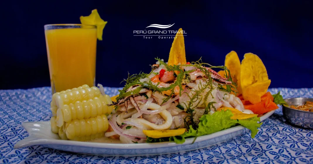 Los Mejores Restaurantes en Trujillo, Perú: Dónde Comer como un Local y un Amante de la Gastronomía 2 Ceviche al estilo norteño en Trujillo, Perú, preparado con pescado fresco, cebolla roja, choclo, camote y jugo de limón