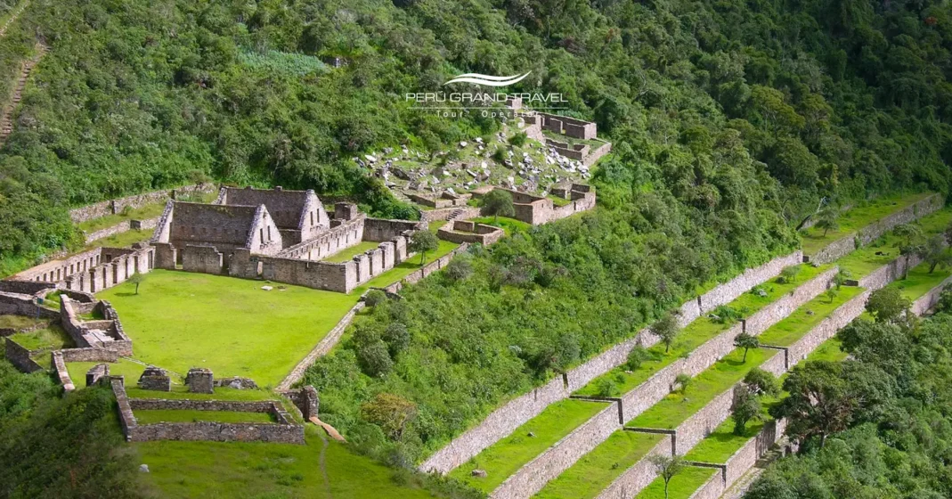 Ruinas de Choquequirao en los Andes del Perú, con terrazas incas y montañas al fondo