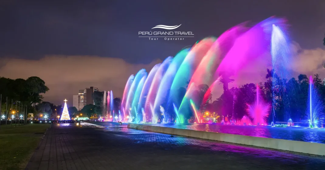 10 lugares para pasear en Lima que te harán amar de la ciudad 8 Fuentes iluminadas del Circuito Mágico del Agua en el Parque de la Reserva de Lima por la noche.
