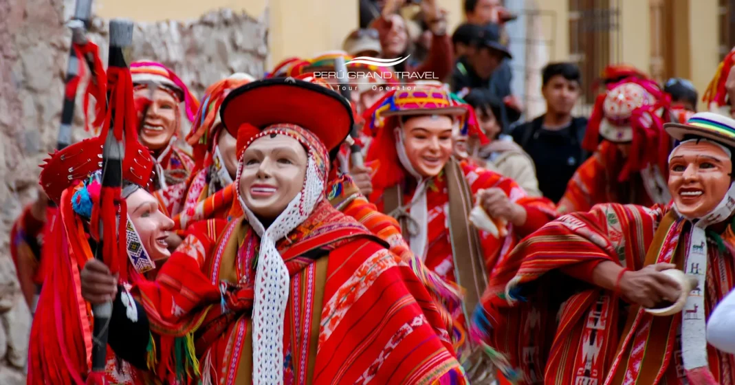 La Epifanía o el Día de Reyes en Perú 4 Danzantes de festival en Ollantaytambo con máscaras tradicionales y textiles andinos durante el Día de Reyes en Perú