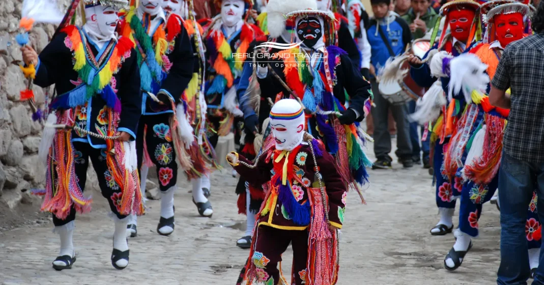 La Epifanía o el Día de Reyes en Perú 2 Danzantes enmascarados en Ollantaytambo durante la procesión de la Bajada de Reyes en el Valle Sagrado del Perú