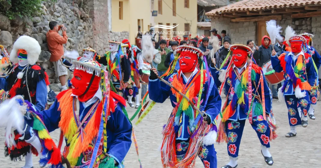 La Epifanía o el Día de Reyes en Perú 3 Danzantes tradicionales enmascarados en Ollantaytambo celebrando la Bajada de Reyes en el Valle Sagrado del Perú.