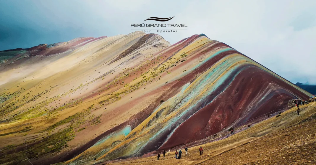Elevación de Vinicunca: 5 Secretos para Conquistar la Montaña de Colores sin que te Falte el Aire 1 Elevación de Vinicunca en la parte final del sendero