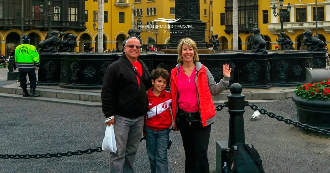 10 Mágicos Paquetes Familiares a Lima: La Guía Definitiva de la Joya Costera del Perú 1 Familia caminando en la plaza de Lima, Perú