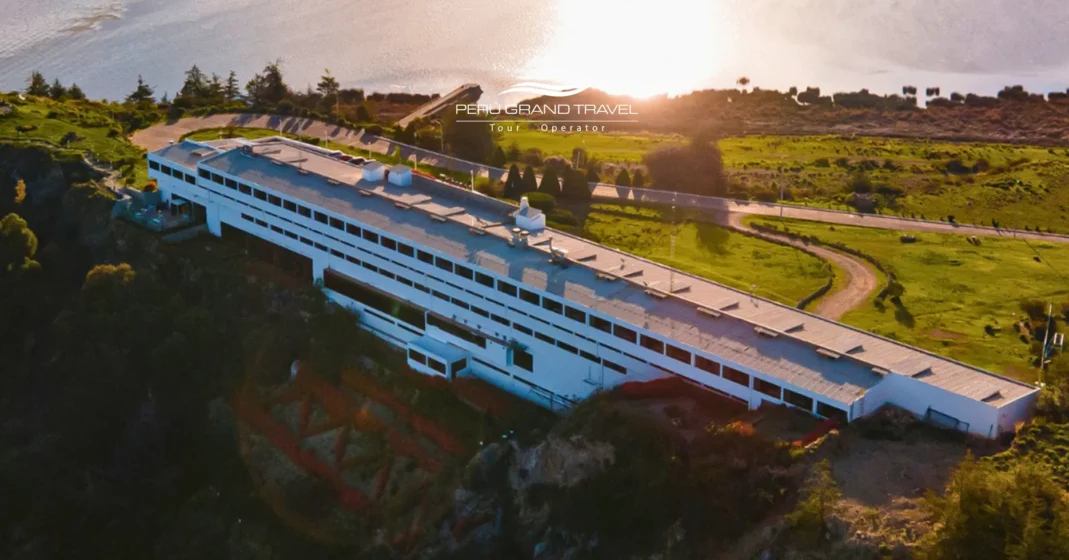 Hoteles de Lujo en Puno, Perú: La Guía Definitiva para Alojamientos en el Lago Titicaca 2026 3 Vista aérea del GHL Hotel Lago Titicaca a orillas del Lago Titicaca, cerca de Puno, Perú, en hora dorada.