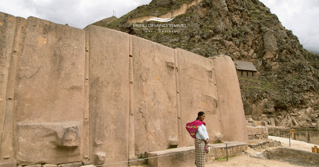 15 Experiencias de Poder: La Guía Definitiva de Cosas que Hacer en el Valle Sagrado 2 Gigantes del Valle Pararse frente a los monolitos de Ollantaytambo