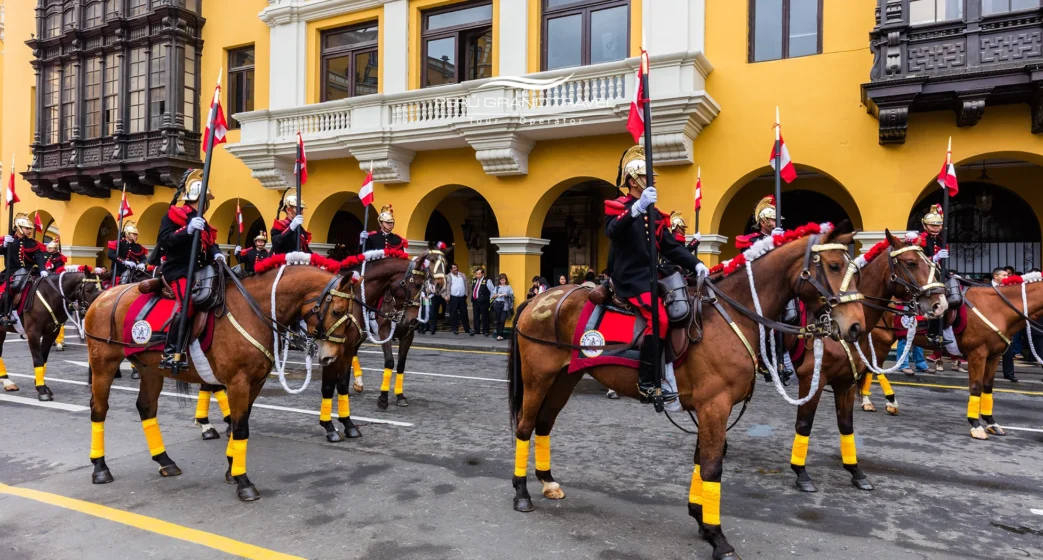 Caballo Peruano de Paso: historia, andar, temperamento y dónde verlo en Perú 2 Guardia montada en desfile ceremonial en el Centro Histórico de Lima, con banderas del Perú y arquitectura colonial amarilla de fondo