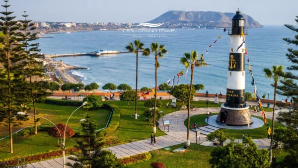 Disfruta de una vista impresionante del océano Pacífico desde el Malecón de Miraflores. Cielos despejados, brisa marina y atardeceres dorados te muestran por qué el verano es la mejor época para visitar Lima.