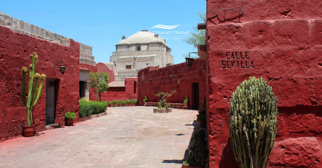 Viaje Espiritual por los Templos y Catedrales del Perú: Lima, Arequipa y Cusco 6 El Monasterio de Santa Catalina, en Arequipa, cautiva con sus muros coloridos, patios tranquilos y siglos de historia y espiritualidad.