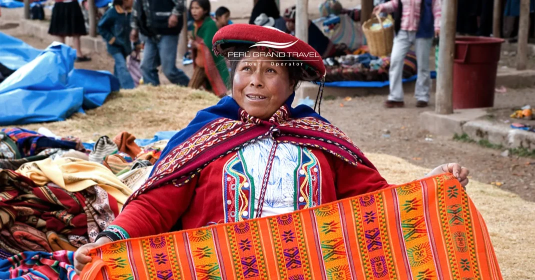 Día Internacional de la Mujer: Celebra, Inspira y Engríete con Experiencias Significativas 3 Mujer artesana andina en el Perú exhibiendo textiles tradicionales hechos a mano