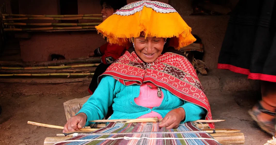Día Internacional de la Mujer: Celebra, Inspira y Engríete con Experiencias Significativas 1 Mujer indígena tejiendo textiles Día Internacional de la Mujer - tradicionales en una comunidad andina rural del Perú