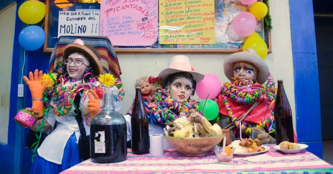 Carnaval de Cusco: la guía definitiva para la celebración andina más colorida del Perú 1 Muñecos tradicionales de “Compadres” del Carnaval de Cusco exhibidos con comida local, chicha y decoraciones coloridas, representando la sátira andina y el humor festivo.