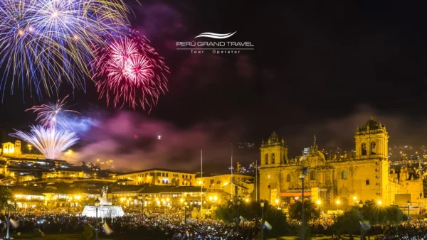 Vista panorámica de Cusco iluminado durante las celebraciones de Año Nuevo en los Andes peruanos.