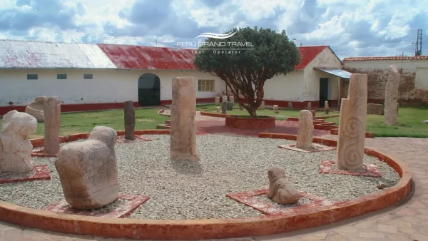 Patio del Museo Lítico de Pukara con antiguas esculturas de piedra en el sur del Perú.