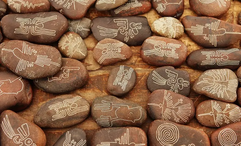 Explora los lugares Turísticos de Ica: Una Guía para Viajeros Aventureros 4 Piedras con adornos de Líneas de Nazca