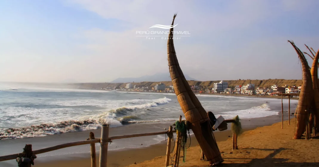 12 Boletos Turísticos de Perú: La Guía Definitiva 2026 para Entradas Oficiales y Experiencias de Élite 8 Playa de Huanchaco, cerca de Trujillo, Perú, con tradicionales caballitos de totora a lo largo de la costa del océano Pacífico