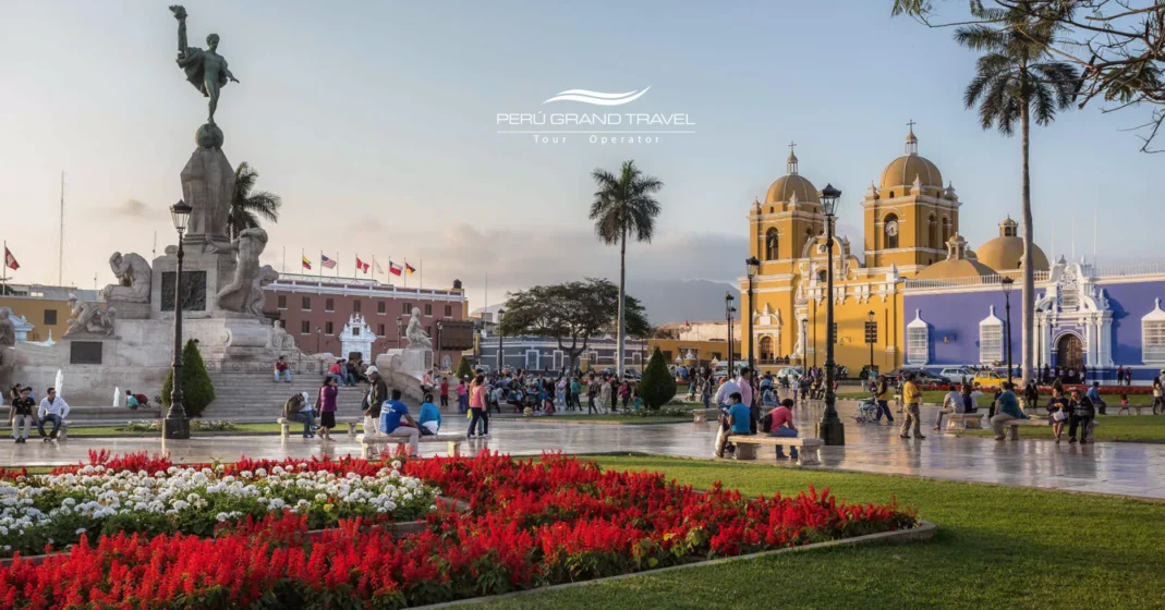 Clima en Trujillo Perú: Temperaturas, Estaciones y Mejor Época para Viajar 1 Plaza de Armas de Trujillo, Perú, con jardines, monumentos y la Catedral de Trujillo de color amarillo, rodeada de arquitectura colonial