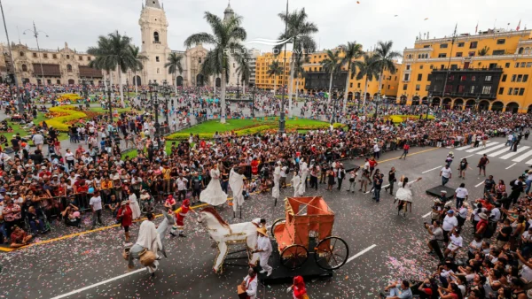 Portada, carnavales en lima, carnavales en peru, plaza mayor de carnavales, danzantes, dramatizacion en la plaza de armas de lima