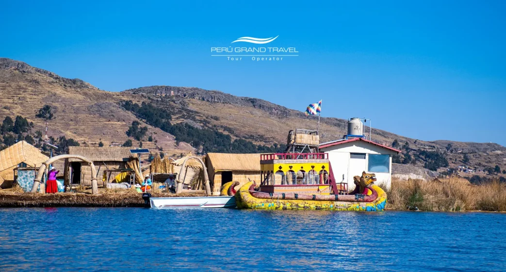 Las 3 mejores rutas de cómo llegar a Puno y disfrutar del Lago Titicaca 5 Turistas disfrutando de las islas del Lago Titicaca, una de las mejores experiencias en Puno.