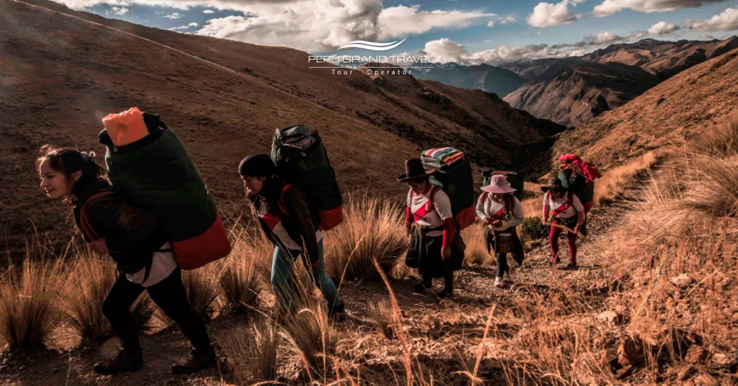 Punto mas alto del Camino Inca Clasico, Warmiwañusca, Turistas en camino Inca, Cargadores, Camino Inca Clasico
