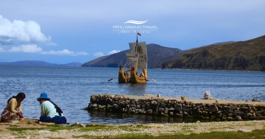Cosas que Hacer en el Lago Titicaca: Principales Atracciones y Experiencias 4 Tour en bote por las rutas más icónicas del Lago Titicaca con vistas panorámicas.