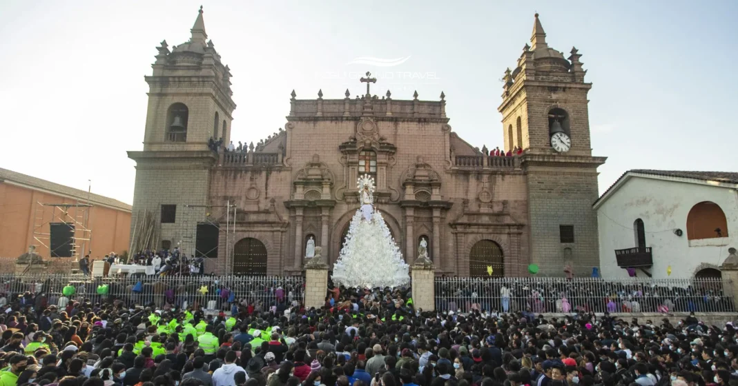 Tradiciones de Semana Santa en Perú: guía para viajeros 3 Reunión de Semana Santa en Ayacucho frente a una iglesia histórica, con una multitud densa y un anda religiosa blanca al frente.