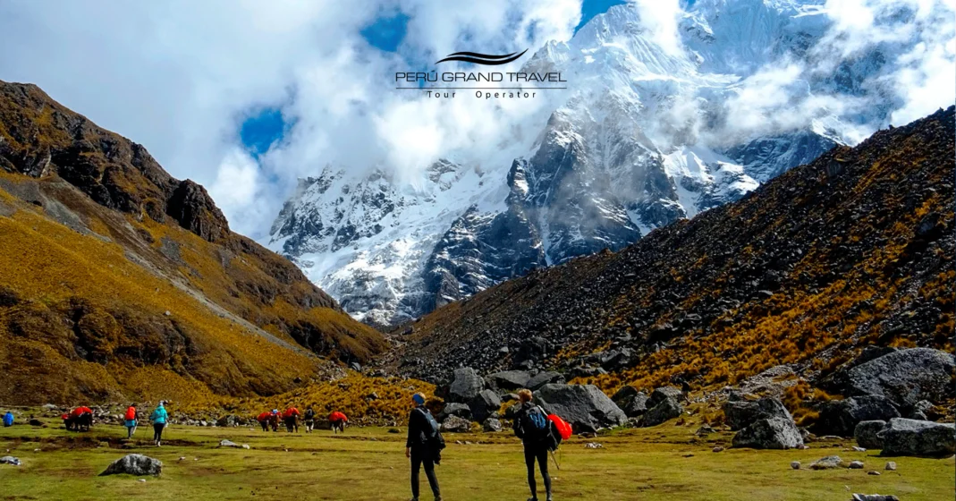 Guía Definitiva del Camino Inca a Machu Picchu 2026: Todo lo que Necesitas Saber Sobre tu Trekking 4 Personas con vista al Salkantay, trekking en Salkantay, trekking en la montaña, ruta del Salkantay, senderismo en la ruta del Salkantay, montaña del Salkantay