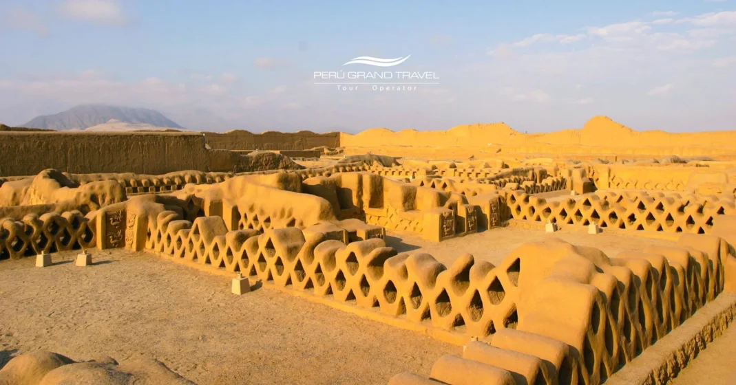 Sitio arqueológico de Chan Chan en Trujillo, Perú, que muestra detallados muros de adobe y relieves geométricos de la antigua civilización chimú