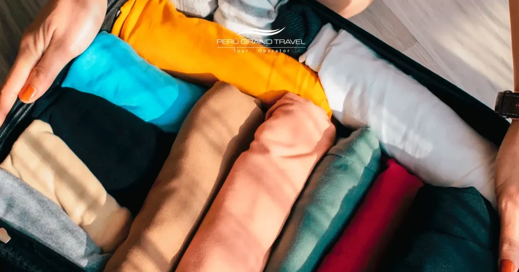 Lista de empaque para Cusco, Perú 2026: La guía definitiva para la altitud y el estilo 2 Tecnica para empacar ropa enrollandola para un viaje a Cusco.