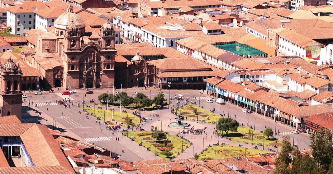 Clima en Cusco: Cuándo viajar, temperaturas y consejos para tu visita 1 Plaza de Armas del Cusco bajo un cielo despejado y luminoso, con montañas al fondo y luz intensa del sol andino. La escena refleja la temporada seca, caracterizada por días soleados, aire fresco y un ambiente perfecto para recorrer la ciudad y disfrutar de su arquitectura colonial.