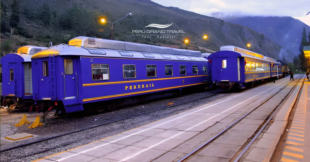 Tren hacia Machu Picchu recorriendo el Valle Sagrado junto al río Urubamba