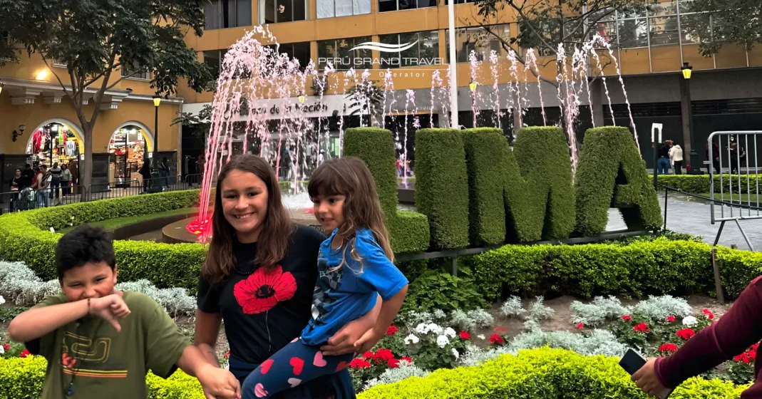 10 Mágicos Paquetes Familiares a Lima: La Guía Definitiva de la Joya Costera del Perú 3 Una familia disfrutando de un guía privado y amable.