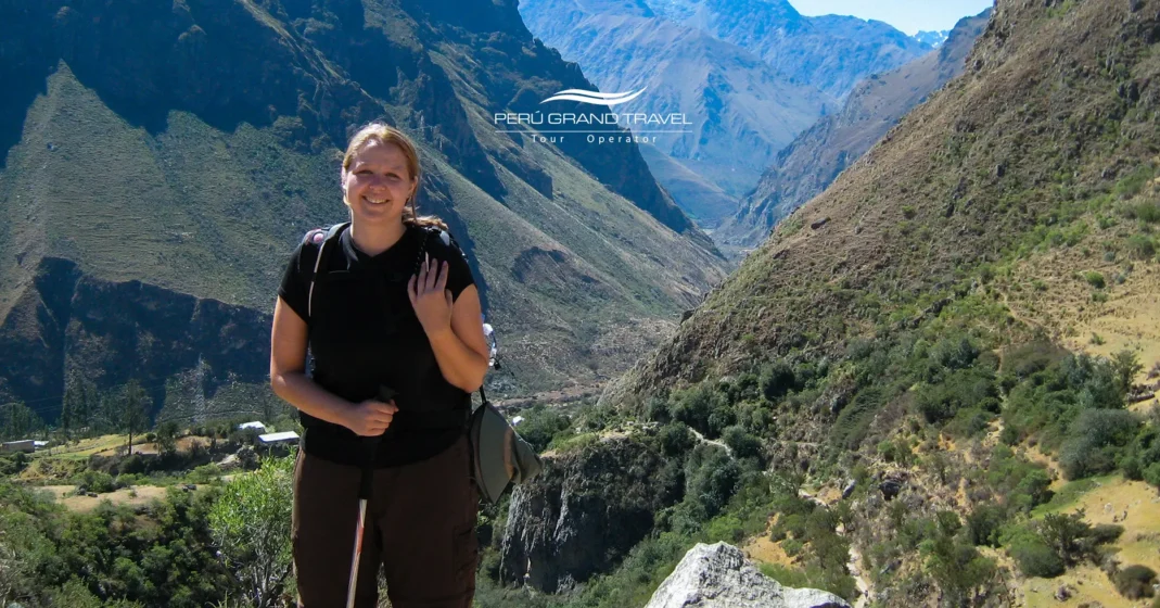 ¿Por qué Machu Picchu es famoso? 3 Excursionista en el Camino Inca atravesando un tramo de bosque nublado
