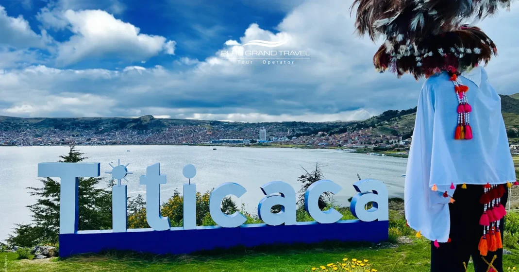 Hoteles de Lujo en Puno, Perú: La Guía Definitiva para Alojamientos en el Lago Titicaca 2026 1 Letrero del mirador Titicaca con vista al Lago Titicaca y la ciudad de Puno, con una persona con vestimenta tradicional en primer plano.