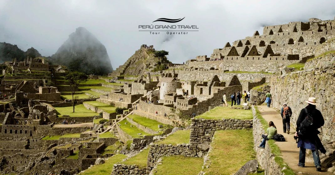 El Camino Inca de 2 Días: Ruta Exclusiva y Sorprendente a Machu Picchu 2026 2 Visita-a-Machupicchu_-segundia-de-Camino-Inca_-foto-clasica-en-Machu-Picchu_-Viejero-en-Machu-picchu